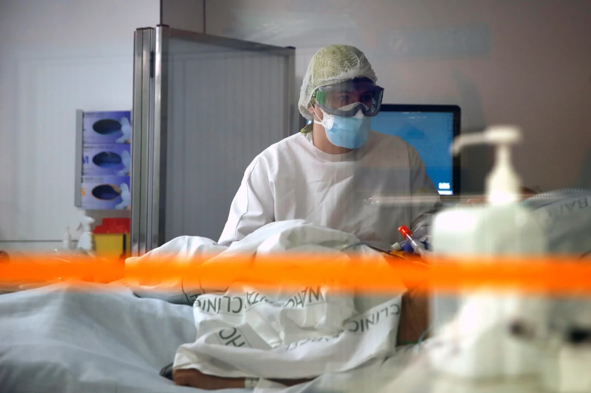 Ministerstwo Zdrowia informuje o nowych 6 919 przypadkach zakażenia koronawirusem. Ostatniej doby zmarło 443 chorych na Covid-19. Bilans epidemii koronawirusa w Polsce to 1 450 747 zakażonych. Od początku epidemii zmarło 34 141 pacjentów.