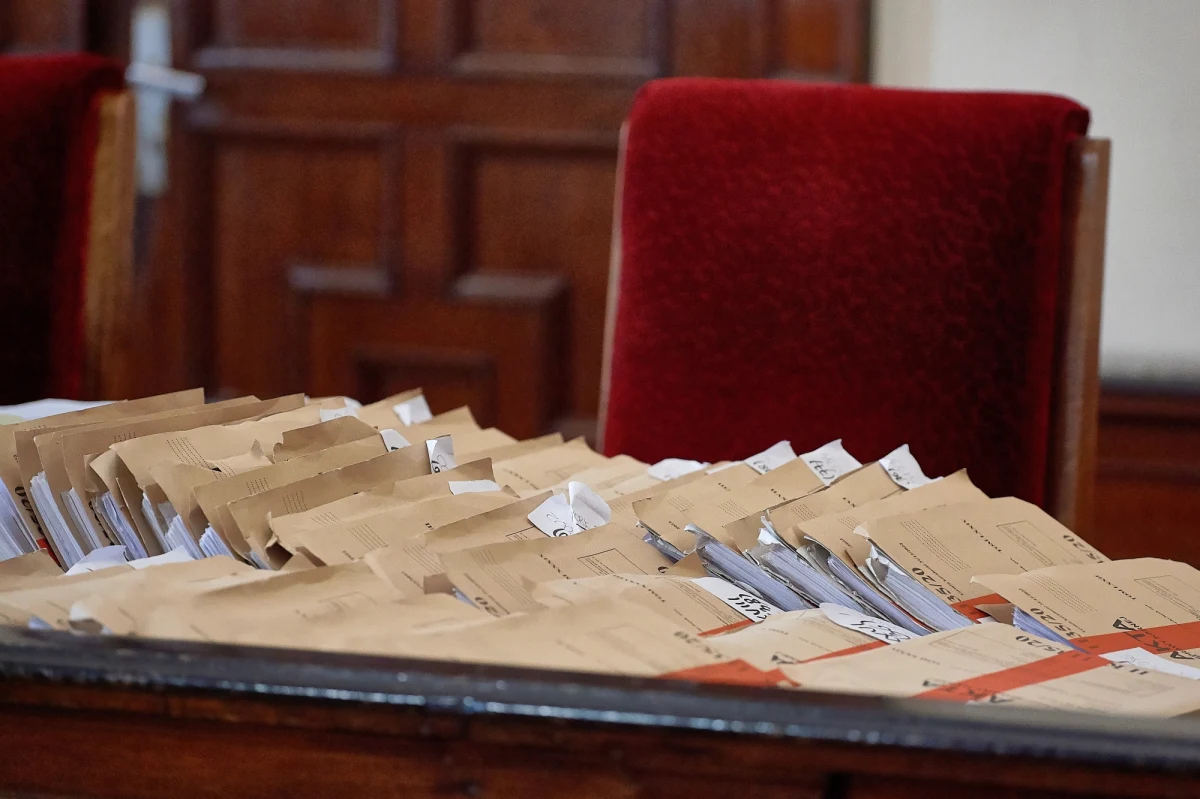 48 godzin na dokonanie rewolucji we własnym życiu to zdecydowanie za mało - mówią reporterowi RMF FM prokuratorzy skierowani przez Bogdana Święczkowskiego na przymusową delegację kilkaset kilometrów od domu. Chodzi głównie o osoby działające w krytykującym obecne władze prokuratury stowarzyszeniu Lex Super Omnia. Trzy panie prokurator z Warszawy, z którymi rozmawiał o poranku dziennikarz RMF FM Krzysztof Zasada, nie wyjechały jeszcze do placówek, do których je delegowano. Wszystkie rozmówczynie naszego dziennikarza traktują decyzję przełożonego jako represję.