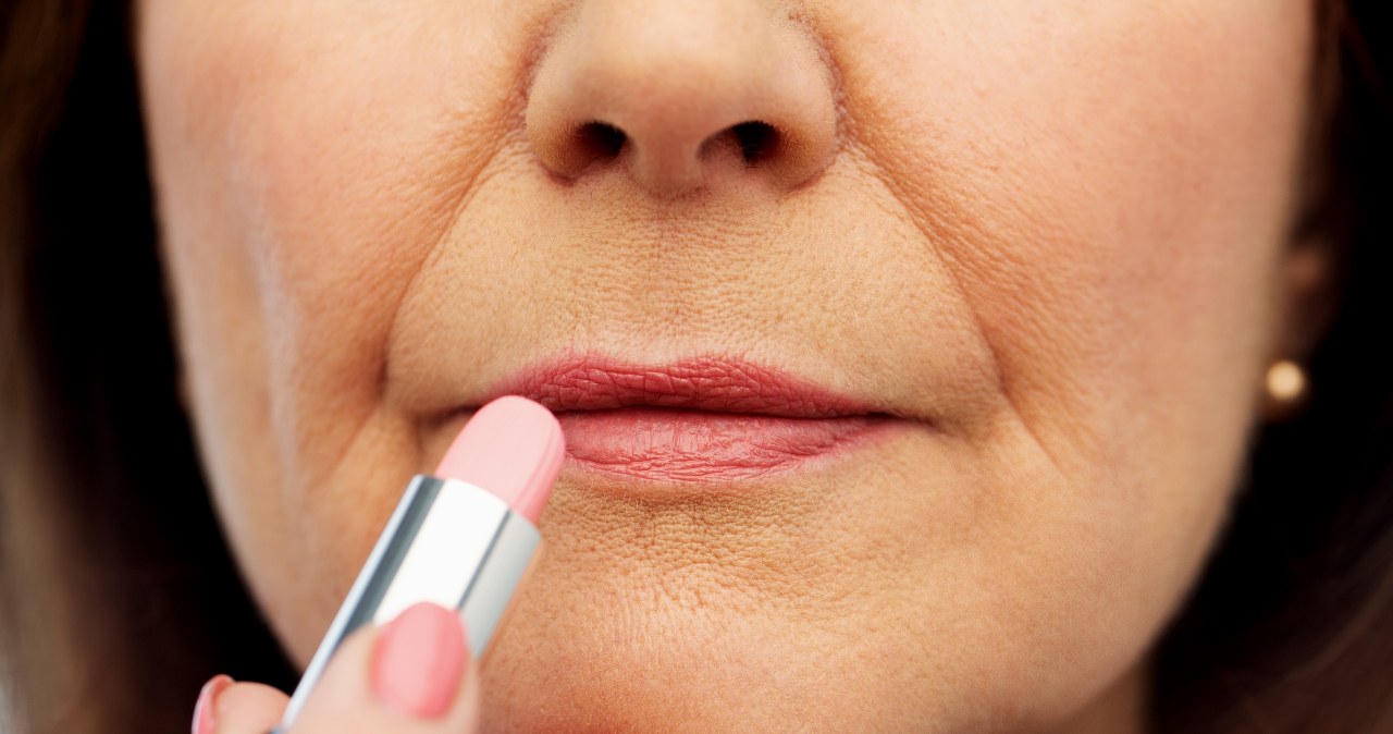 To najgorszy kolor szminki. Postarza i przez nią zęby wyglądają na żółte