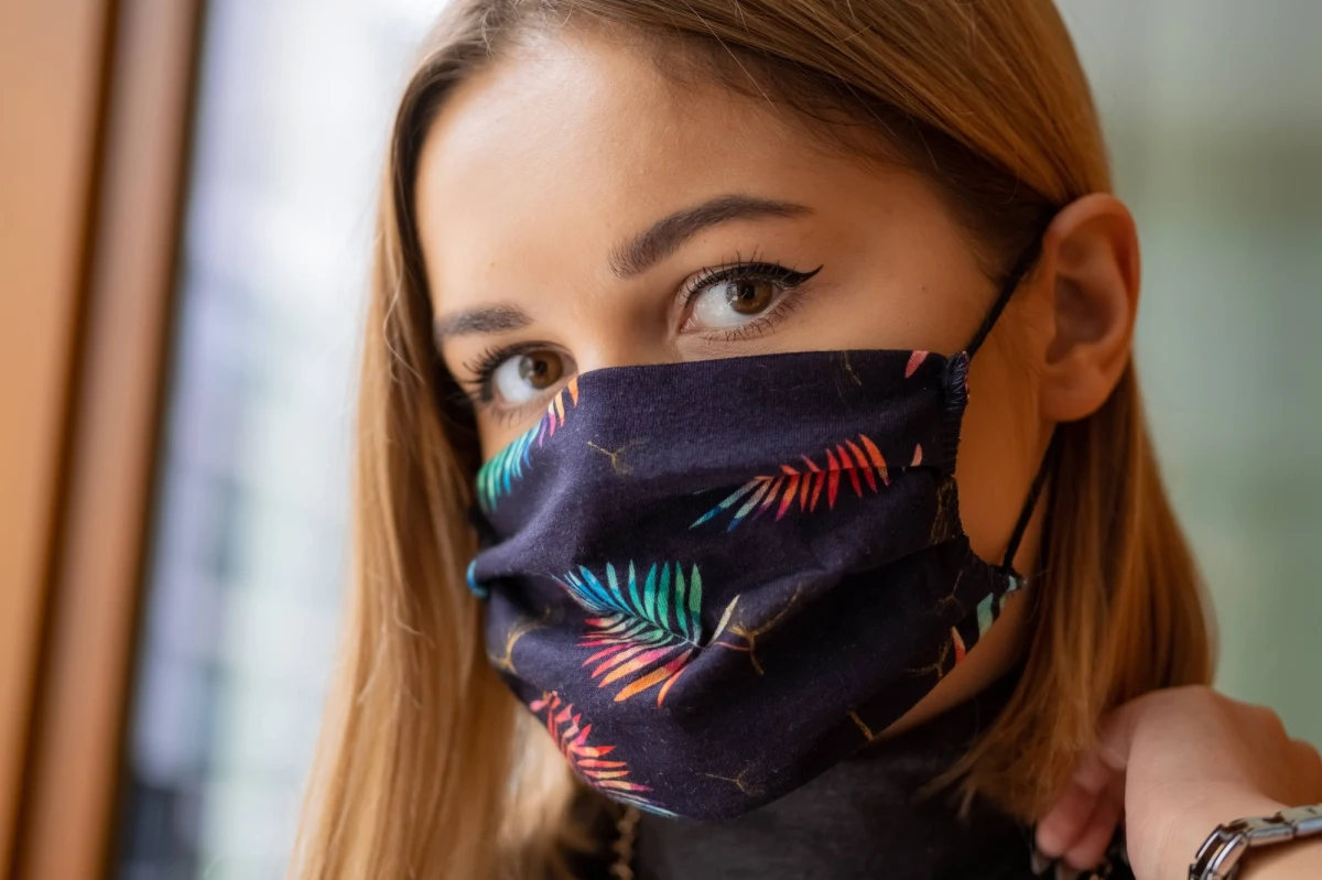 Choroba Covid-19 wciąż nie odsłoniła przed nami wszystkich swoich tajemnic. Wiadomo o niej, że ma wiele twarzy, a osoby zakażone koronawirusem przechodzą ją w bardzo różny sposób. Najnowsze badania naukowców z Niemiec, Grecji i Holandii wskazują na to, że istnieje co najmniej pięć odmian Covid-19. Jak pisze w najnowszym numerze czasopismo "Genome Medicine", można je wyróżnić na podstawie zmian aktywności niektórych genów i różnych reakcji układu odpornościowego.