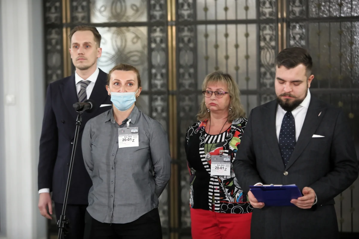 "Jesteście mordercami, jesteście mordercami gospodarki" – zwrócił się do rządzących poseł Konfederacji Konrad Berkowicz. Parlamentarzysta wystąpił w Sejmie na konferencji w towarzystwie restauratorek z Krakowa, które opowiadały o swojej trudnej sytuacji. 