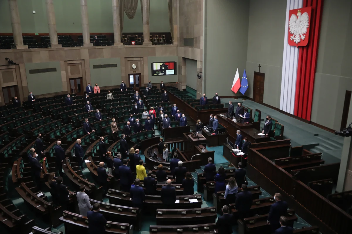 W Sejmie spór o uchwałę, która miała wyrazić poparcie dla Joe Bidena w dniu objęcia przez niego urzędu prezydenta Stanów Zjednoczonych, a także wezwać rząd Mateusza Morawieckiego do "budowy partnerskich relacji" z administracją demokraty. Przyjęcie uchwały zaproponowały kluby opozycyjne. Pomysł odrzuciło jednak Prawo i Sprawiedliwość. Jak wyjaśnił Ryszard Terlecki: nie ma w polskim Sejmie takiego zwyczaju.