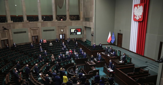 W Sejmie spór o uchwałę, która miała wyrazić poparcie dla Joe Bidena w dniu objęcia przez niego urzędu prezydenta Stanów Zjednoczonych, a także wezwać rząd Mateusza Morawieckiego do "budowy partnerskich relacji" z administracją demokraty. Przyjęcie uchwały zaproponowały kluby opozycyjne. Pomysł odrzuciło jednak Prawo i Sprawiedliwość. Jak wyjaśnił Ryszard Terlecki: nie ma w polskim Sejmie takiego zwyczaju.