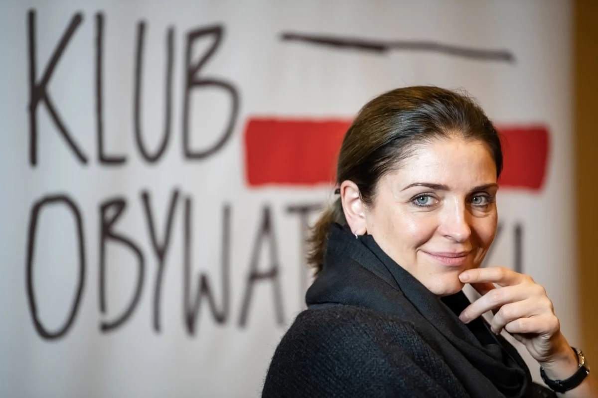 Posłanka Joanna Mucha zdecydowała się opuścić Platformę Obywatelską. Jednocześnie poinformowała, że dołączyła do inicjatywy Szymona Hołowni - Polska 2050. " Nadszedł taki moment, że ja i Platforma jesteśmy w innym miejscu i nikt tu nie jest winny. Nie jest to kwestia jakiejś krytyki, to są po prostu dwie inne drogi" - podkreśliła posłanka.