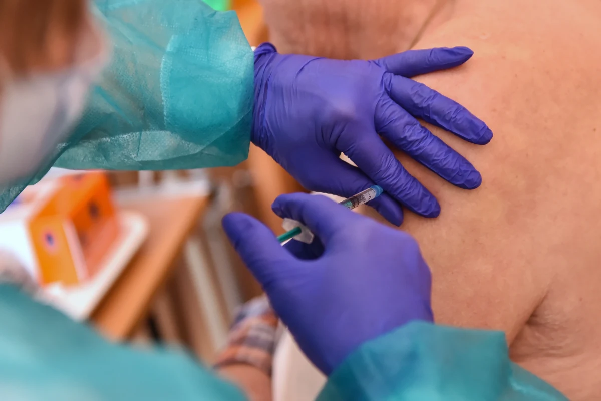 Polska dodatkowo zamówiła 25 milionów dawek szczepionki przeciwko koronawirusowi firm Pfizer i BioNTech - dowiedziała się  korespondentka RMF FM w Brukseli, Katarzyna Szymańska - Borginon. Wcześniej od tych firm kupiliśmy ponad 16,5 miliona. 