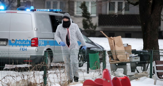 Łódzka policja szuka mężczyzny, który może mieć związek ze śmiercią 31-letniego mężczyzny. Do tragedii doszło po godz. 11:00 w rejonie ulicy Kochanowskiego. Tam przy placu zabaw kłócili się dwaj mężczyźni. W pewnym momencie jeden zadał drugiemu cios ostrym narzędziem i odszedł w stronę ulicy Wspólnej. Ugodzonego 31-latka nie udało się uratować, dlatego policja prowadzi poszukiwania i prosi o pomoc.