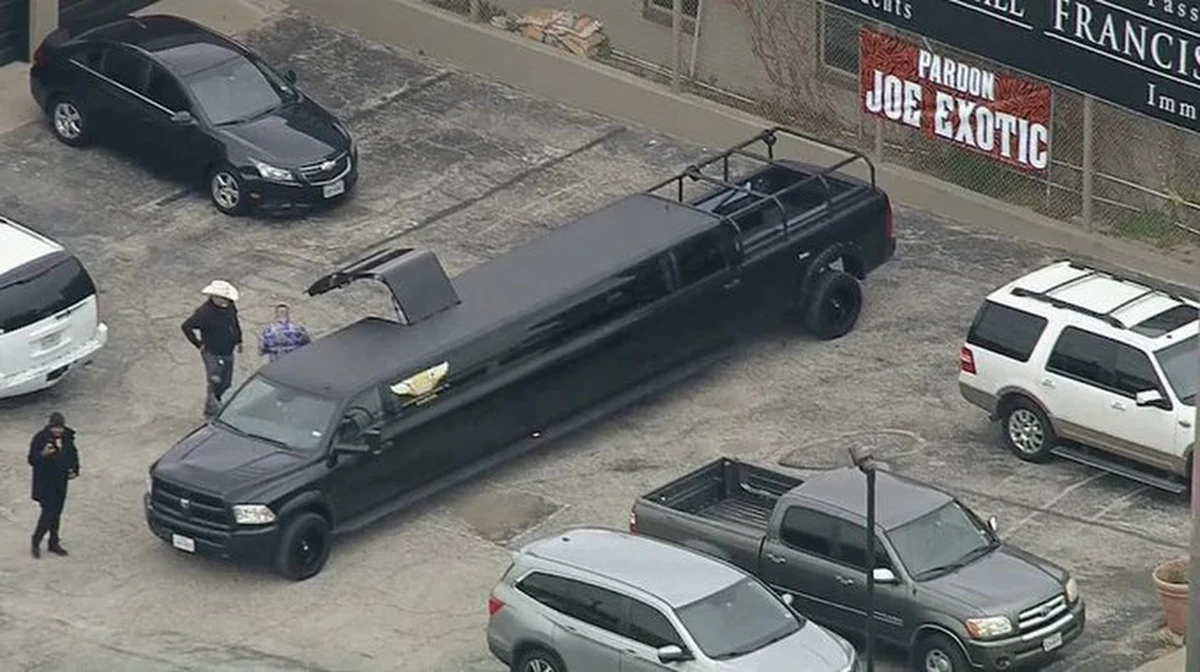 Joe Exotic, bohater serialu "Król tygrysów", nie znalazł się wśród osób ułaskawionych w ostatnim dniu urzędowania przez Donalda Trumpa. W ostatnich godzinach swojej prezydentury ułaskawił on jeszcze jedną osobę - Alberta J. Pirro, Jr. Wcześniej tego aktu łaski dostąpiły 73 osoby.