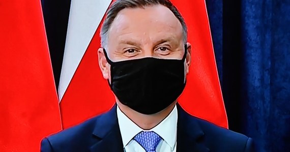 Prezydent RP Andrzej Duda złożył w środę na Twitterze gratulacje nowemu prezydentowi USA Joe Bidenowi. Dodał, że liczy na bliską współpracę z nowym amerykańskim przywódcą w umacnianiu partnerstwa strategicznego między Polską i USA. Gratulacje złożył także na Facebooku premier Mateusz Morawiecki. 