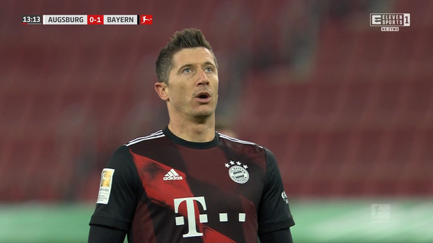 W meczu z Augsburgiem Robert Lewandowski pokonał Rafała Gikiewicza, pewnie wykorzystując rzut karny. 