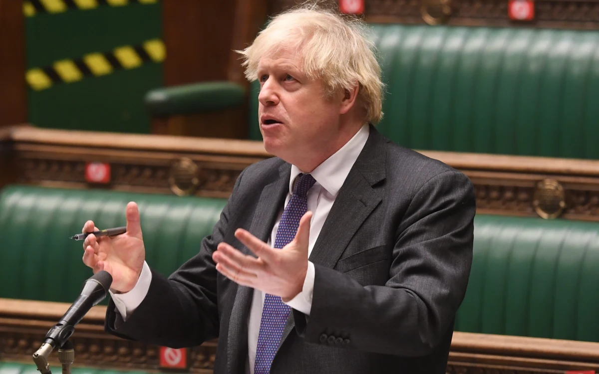 Brytyjski premier Boris Johnson oświadczył, że rekordowy wzrost zgonów na Covid-19, jaki zanotowano w środę, jest "przerażający". Dodał, że należy liczyć się z dalszym wzrostem ze względu na rozprzestrzenianie się nowej, bardziej zaraźliwej mutacji wirusa.