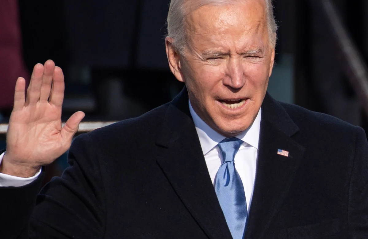 Tuż po swojej inauguracji, czyli w pierwszy dzień na stanowisku prezydenta Stanów Zjednoczonych Joe Biden podpisał 17 zarządzeń, dotyczących m.in. polityki wobec epidemii koronawirusa, klimatu i imigracji. Dziewięć dokumentów dotyczy wycofania lub zmiany decyzji podjętych przez Donalda Trumpa.