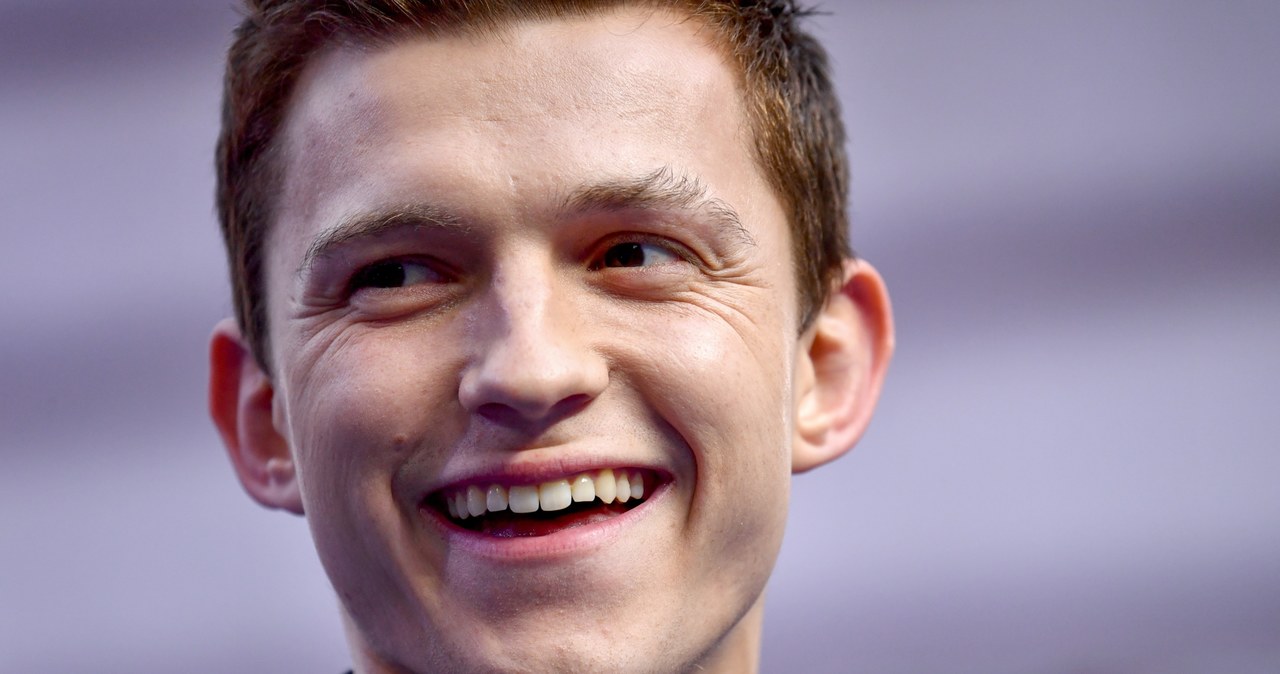 W jednym z ostatnich wywiadów Tom Holland wrócił pamięcią do czasów, gdy brał udział w castingu do filmu "Spider-Man: Homecoming", który - jak wspominał - był dla niego był żmudnym, wieloetapowym i "okropnym" procesem. Największym wyzwaniem okazało się odegranie sceny z Robertem Downeyem Jr., który zignorował treść scenariusza. "Dokładnie nauczyłem się słów, a potem przy pierwszym ujęciu Downey po prostu całkowicie zmienił scenę, więc musiałem improwizować" - zdradził Holland. Gdy rolę dostał, ze szczęścia... rozbił komputer.