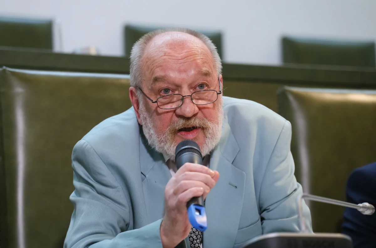 Izba Dyscyplinarna Sądu Najwyższego odroczyła posiedzenie w sprawie wniosku prokuratorów Instytutu Pamięci Narodowej o uchylenie immunitetu prezesowi Izby Pracy i Ubezpieczeń Społecznych SN Józefowi Iwulskiemu. "W związku ze złożonymi wnioskami sprawa została odroczona na razie bezterminowo" - poinformował rzecznik prasowy Izby Dyscyplinarnej Piotr Falkowski. Dodał, że chodzi m.in. o kwestię wniosku o wyłączenie jednego z sędziów Izby Dyscyplinarnej zajmujących się tą sprawą.