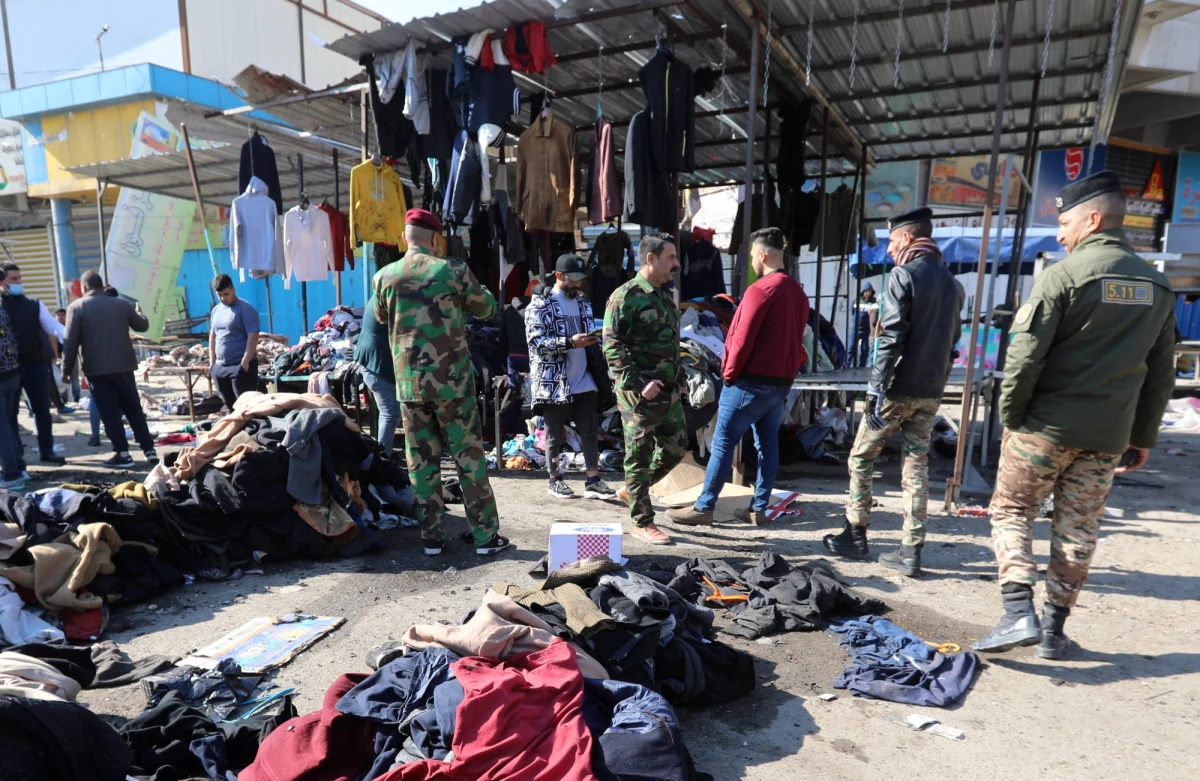 ​Liczba ofiar śmiertelnych podwójnego samobójczego zamachu bombowego na zatłoczonym targu w stolicy Iraku Bagdadzie wzrosła do 32. 110 osób zostało rannych. Irackie MSW poinformowało, że pierwszy zamachowiec uruchomił swój pas szahida na targu odzieży używanej na placu Tajaran. Gdy tłum ludzi zebrał się, by pomóc poszkodowanym, drugi zamachowiec samobójca zdetonował swoje materiały wybuchowe.