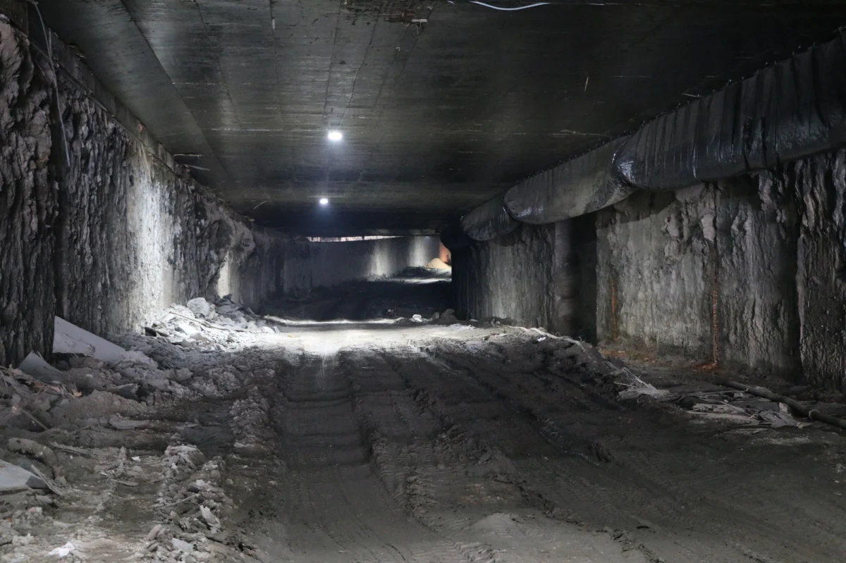 Postępują prace przy największej inwestycji w Krakowie, czyli Trasie Łagiewnickiej. Ponad 60 proc. drogi biec będzie w tunelach, właśnie przekopano ostatni z nich - mówi Krzysztof Migdał ze spółki Trasa Łagiewnicka.