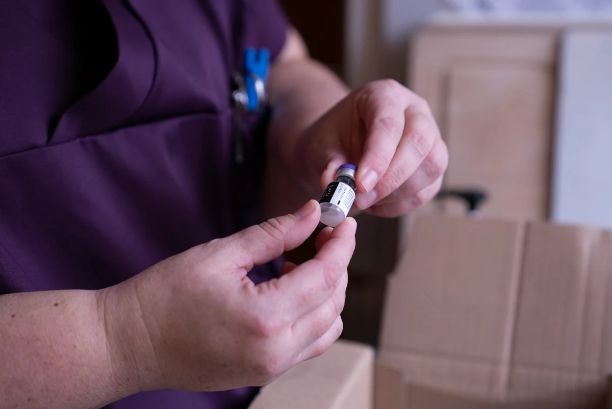 Krakowscy radni dzielnicowi zaszczepieni przeciwko koronawirusowi poza kolejnością. Pracę stracił już dyrektor jednego z miejskich domów pomocy społecznej.