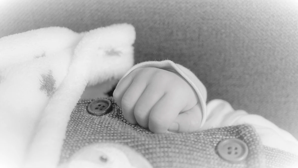 Prokuratura Rejonowa w Piotrkowie Trybunalskim (Łódzkie) bada okoliczności i przyczyny śmierci noworodka. Zatrzymano rodziców trzytygodniowego chłopca, którzy byli pod wpływem alkoholu.