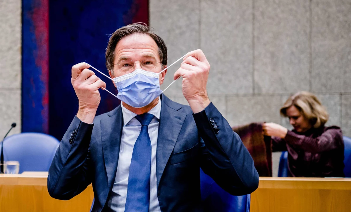 ​Parlament Holandii poparł inicjatywę rządu dotyczącą godziny policyjnej, która zostanie wprowadzona po raz pierwszy od II wojny światowej. Pełniący obowiązki premiera Holandii Mark Rutte forsował takie rozwiązanie ze względu na nowe mutacje koronawirusa.