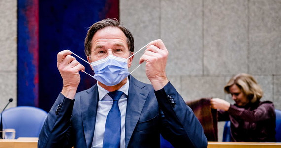 ​Parlament Holandii poparł inicjatywę rządu dotyczącą godziny policyjnej, która zostanie wprowadzona po raz pierwszy od II wojny światowej. Pełniący obowiązki premiera Holandii Mark Rutte forsował takie rozwiązanie ze względu na nowe mutacje koronawirusa.
