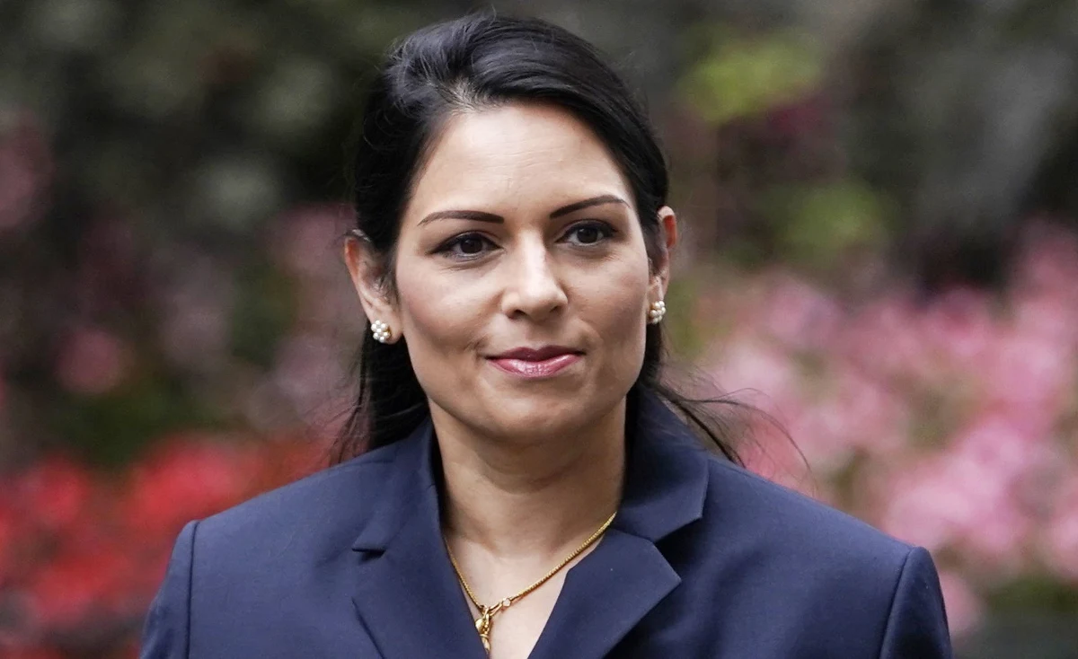 Szefowa MSW Wielkiej Brytanii Priti Patel oświadczyła w czwartek, że jest za wcześnie, by Brytyjczycy mogli przygotowywać się na koniec lockdownu i planować wakacje. Ostrzegła, że policja będzie karać osoby łamiące przepisy związane z pandemią koronawirusa.