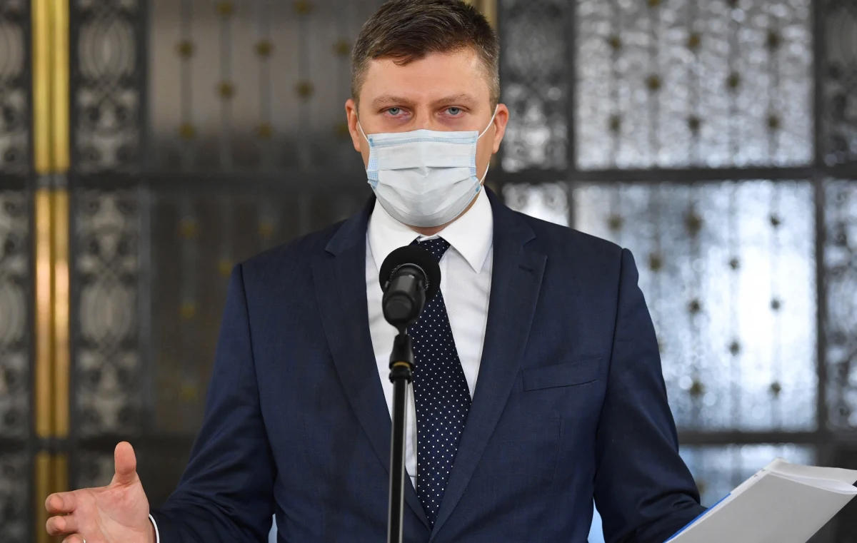 Paszport dyplomatyczny dla Polaka, który w śpiączce przebywa w szpitalu w Plymouth w Wielkiej Brytanii jest przygotowywany, to kwestia godzin - przekazał w czwartek wieczorem wiceszef MS Marcin Warchoł. Potwierdził, że na Polaka czeka już helikopter, którym miałby wrócić do kraju.