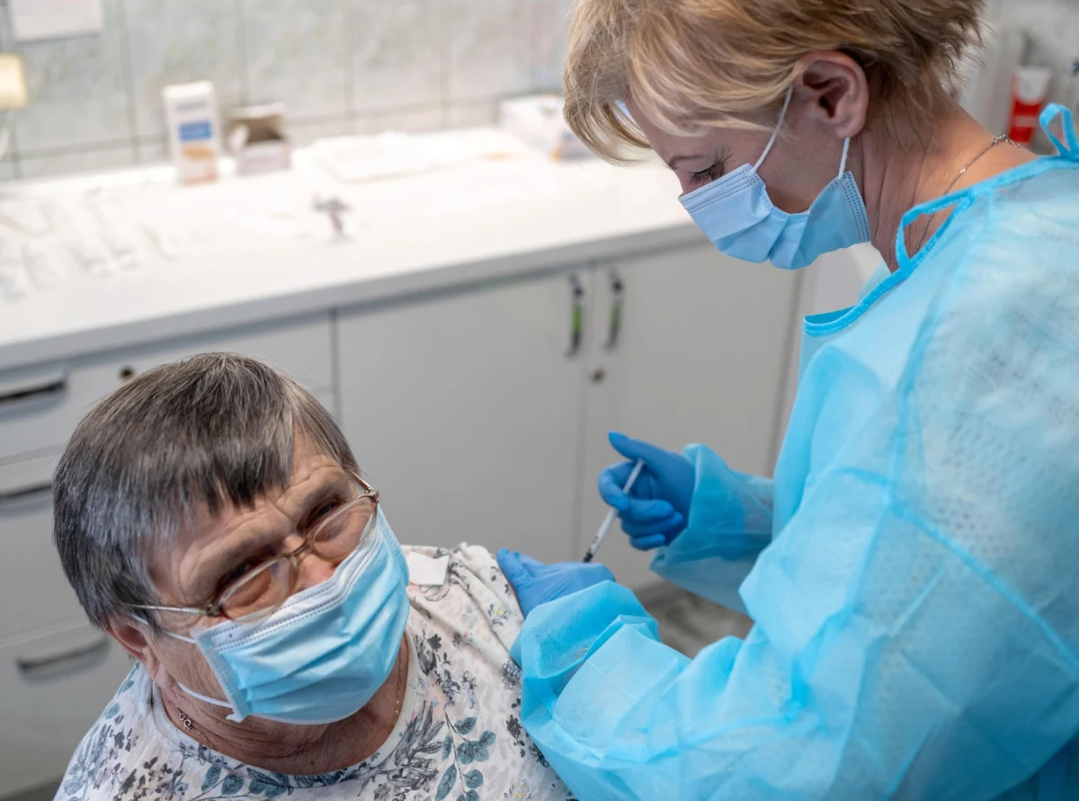 O godz. 6:00 ruszyły zapisy seniorów powyżej 70 lat na szczepienia przeciw Covid-19. Pojawiły się pierwsze problemy z rejestracją telefoniczną. Słuchacze RMF FM informują, że nikt nie odbiera na infolinii, lub pojawiają się problemy z nawiązaniem połączenia. "Dzwonię na numer 989 i wyskakuje komunikat "nie ma takiego numeru" - alarmują nasi słuchacze dzwoniąc na Gorącą Linię RMF FM.