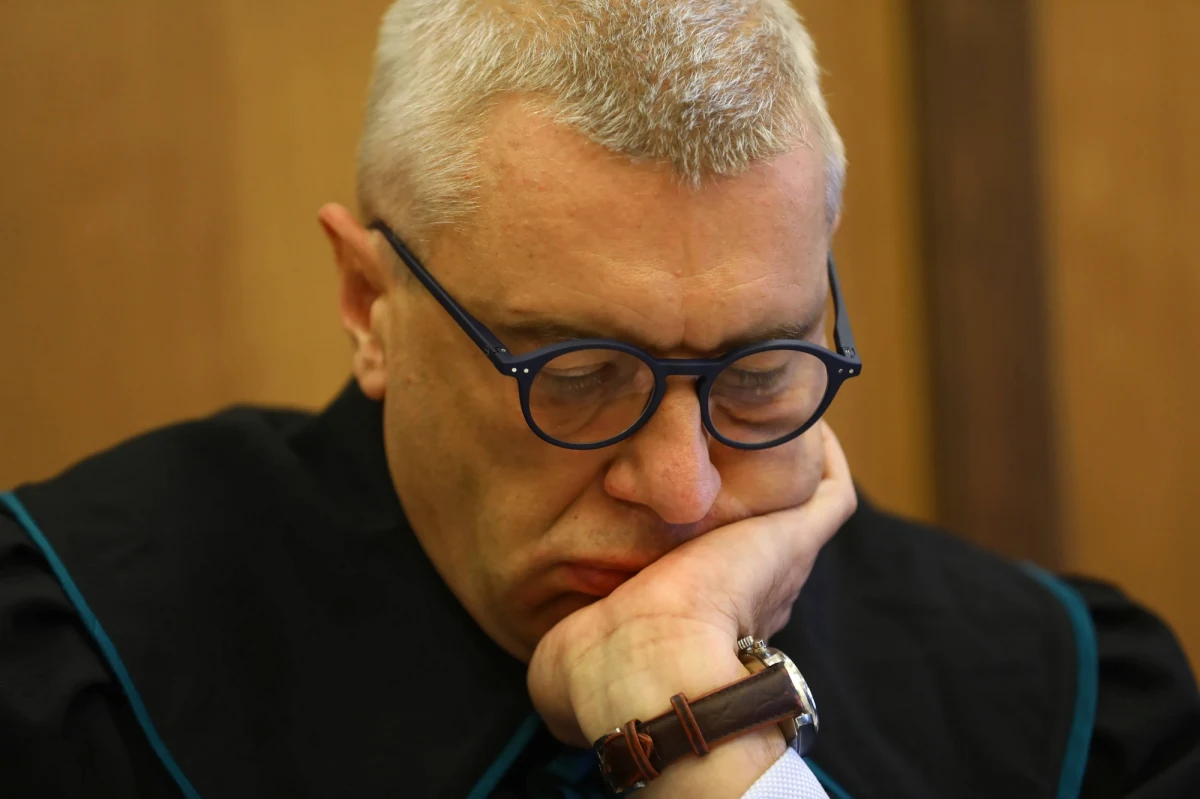 Sąd w Poznaniu uwzględnił zażalenie pełnomocników Romana Giertycha i uznał, że zatrzymanie, doprowadzenie i przeszukanie adwokata były niezasadne i nielegalne. Taką informację przekazał dziennikarzom reprezentujący Giertycha mec. Jakub Wende.