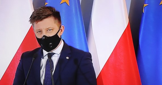 Uruchomiliśmy nowe funkcjonalności rejestracji na szczepienia; apelujemy do seniorów, żeby nie szli do przychodni podstawowej opieki zdrowotnej ze względu na potencjalną możliwość zakażenia – mówił Michał Dworczyk podczas piątkowej konferencji prasowej. Szef Kancelarii Premiera wspomniał, że w ciągu pierwszych trzech godzin za pośrednictwem dostępnych kanałów na szczepienie dla osób powyżej 70. roku życia zapisało się ponad 150 tys. osób.