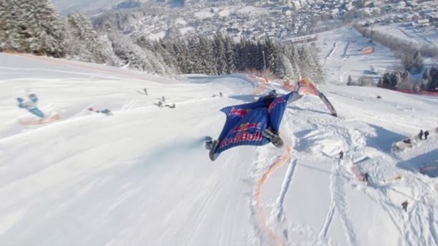 Ekstremalny skoczek spadochronowy, Marco Waltenspiel, przeleciał w kombinezonie ze skrzydłami nad Alpami.