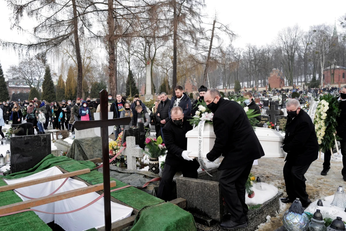 Na cmentarzu w Piekarach Śląskich spoczęła 13-letnia Patrycja z Bytomia, do zabicia której przyznał się jej 15-letni kolega. "Na każdym etapie twojego życia zawsze towarzyszył nam twój uśmiech, spontan i mnóstwo energii. Nawet jak byliśmy już zmęczeni, ty potrafiłaś nas na nogi postawić" - żegnali nastolatkę jej rodzice. 