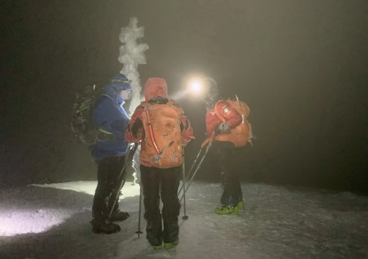 Ratownicy TOPR sprowadzili do Zakopanego z Przełęczy Małołąckiej w Tatrach turystę, który w trudnych warunkach nie mógł odnaleźć szlaku. Czekał na ratunek w wykopanej przez siebie jamie śnieżnej.
