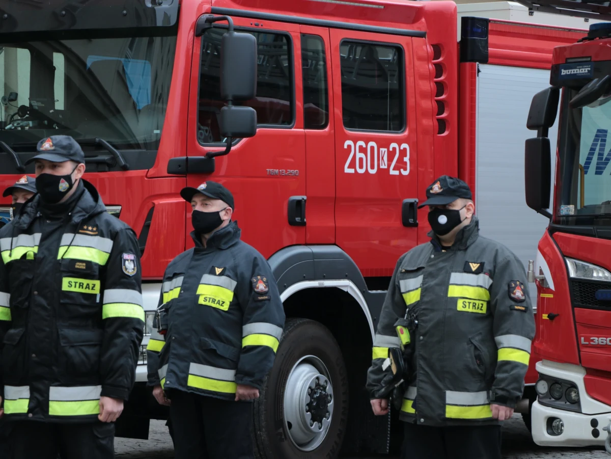 Kilkudziesięciu strażaków z Małopolski, Podkarpacia i województwa świętokrzyskiego wyjechało na Słowację pomóc tamtejszym służbom w przesiewowych testach na obecność koronawirusa. Te słowacki rząd organizuje dla wszystkich obywateli w regionach, gdzie występują największe ogniska zakażeń. O akcji z udziałem Polaków opowiedzieli Łukasz Kmita, wojewoda małopolski, a także Marek Chwała, komendant Szkoły Aspirantów Państwowej Szkoły Pożarnej w Krakowie. Do kraju polscy strażacy wrócą w poniedziałek. 