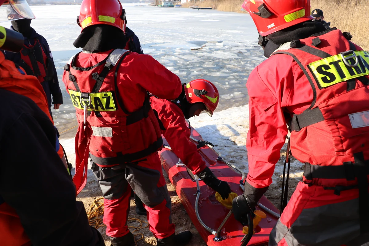 Na krakowskich Bagrach odbyły się ćwiczenia strażaków połączone z pokazem ratownictwa lodowego. Zobaczcie nagranie. 
