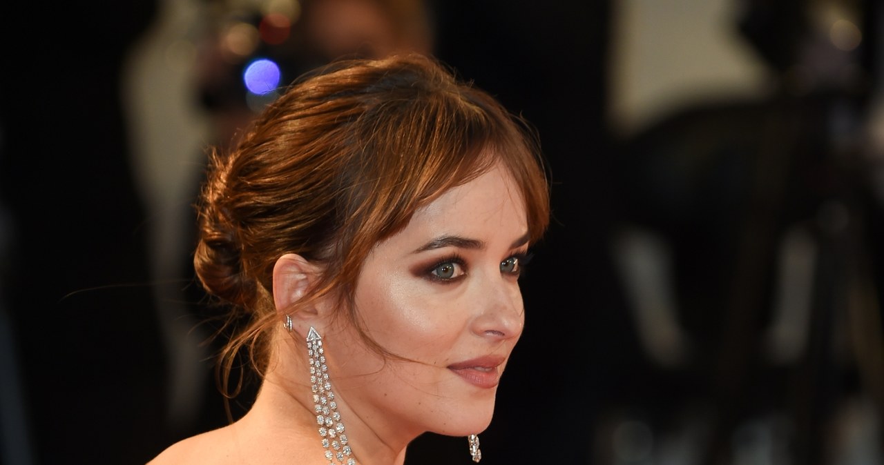 Trzeba przyznać, że amerykańska gwiazda bardzo wcześnie zaczęła przygodę z piercingiem i tatuażami! Dakota Johnson w najnowszym wywiadzie zdradziła, że miała zaledwie 14 lat, kiedy w jej pępku pojawił się kolczyk, a na ramieniu pierwsza dziara. Jej mama Melanie Griffith nie tylko się na to zgodziła, ale też towarzyszyła jej podczas tych zabiegów.