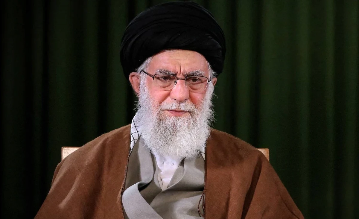 Twitter zawiesił w piątek jedno z kont związanych z najwyższym przywódcą Iranu ajatollahem Alim Chameneiem po zamieszczeniu tam wpisu zapowiadającego zemstę na byłym prezydencie USA Donaldzie Trumpie w związku z zabójstwem irańskiego generała Kasema Sulejmaniego.