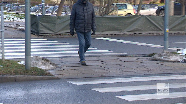 Sejm uchwalił w czwartek nowelizację Prawa o ruchu drogowym. Nowela wprowadza m.in. zasadę pierwszeństwa pieszych także przy wchodzeniu na pasy i reguluje kwestię tzw. jazdy na zderzaku. Zgodnie z zapisami noweli pieszy podczas przechodzenia przez jezdnię nie będzie mógł korzystać z telefonu.