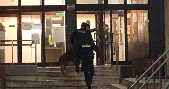 ​Napad na kantor przy ulicy Głowackiego w Olsztynie - dowiedział się dziennikarz RMF FM. Napastnik postrzelił dwie osoby.