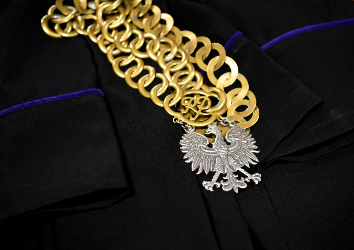 W zawodach prawniczych jest tak, że zawód prawniczy można sobie zmienić; jeżeli państwu prokuratorom jest tak bardzo źle, są inne możliwości – stwierdził  w wywiadzie dla TVN24 prezydent Andrzej Duda, odnosząc się do sprawy  delegacji prokuratorów do odległych jednostek.