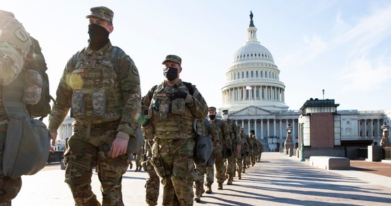 ​Od 100 do 200 żołnierzy Gwardii Narodowej rozmieszczonych w Waszyngtonie w celu zapewnienia bezpieczeństwa inauguracji prezydenta Joe Bidena uzyskało pozytywny wynik testu na koronawirusa- poinformował  w piątek Reutersa urzędnik USA.