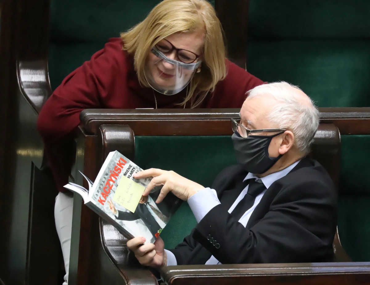 Na Prawo i Sprawiedliwość w wyborach parlamentarnych chce zagłosować 32,3 proc. badanych - wynika z sondażu IBRiS dla "Faktu". Na drugim miejscu w badaniu znalazła się Koalicja Obywatelska - 20 proc., a na trzecim Polska 2050 Szymona Hołowni - 13,5 proc. 