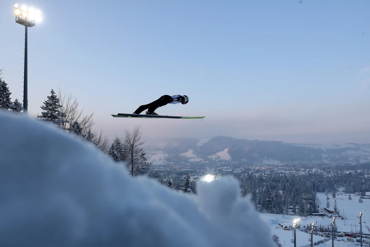 9 reprezentacji – w tym gronie są oczywiście biało-czerwoni – powalczy dzisiaj w konkursie drużynowym Pucharu Świata w skokach narciarskich w fińskim Lahti. Skład naszej kadry i innych drużyn poznamy dopiero po południu, po obowiązkowej serii treningowej. Biało-czerwoni do rywalizacji w Lahti przystępują tydzień po najsłabszym konkursie tego sezonu: w Zakopanem. W Finlandii okaże się, czy był to tylko wypadek przy pracy.