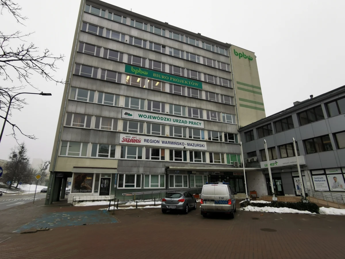 Policja zatrzymała mężczyznę podejrzewanego o napad na kantor przy ul. Głowackiego w centrum Olsztyna. Wczoraj wieczorem zamaskowany bandyta postrzelił dwoje pracowników biura i ukradł złoto warte niemal pół miliona złotych. "Sytuacja wymknęła się spod kontroli. Sprawca nie spodziewał się chyba trzech osób: spodziewał się, że w biurze będzie jedna osoba, tak jak zawsze. I wykonał jakieś desperackie ruchy" – powiedział reporterowi RMF FM Piotrowi Bułakowskiemu właściciel kantoru Dawid Muszyński.