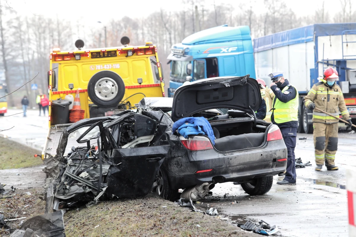 Jedna osoba została ranna w wypadku w miejscowości Aleksandria (Łódzkie) na drodze krajowej nr 91. Zderzyły się tam dwa auta osobowe I jedna ciężarówka. 