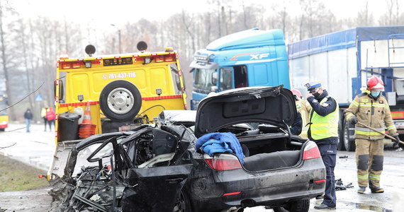Jedna osoba została ranna w wypadku w miejscowości Aleksandria (Łódzkie) na drodze krajowej nr 91. Zderzyły się tam dwa auta osobowe I jedna ciężarówka. 