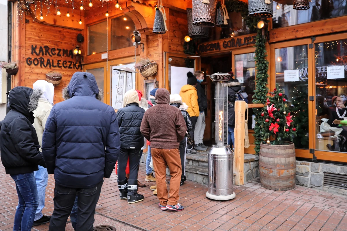 Mimo obostrzeń związanych z pandemią, na Krupówkach w Zakopanem została otwarta duża restauracja. Zaraz po otwarciu drzwi zostały zajęte wszystkie stoliki, a na słynnym deptaku ustawiła się długa kolejka oczekujących na wejście.