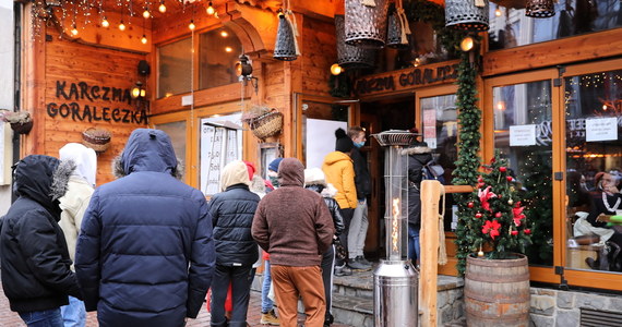 Mimo obostrzeń związanych z pandemią, na Krupówkach w Zakopanem została otwarta duża restauracja. Zaraz po otwarciu drzwi zostały zajęte wszystkie stoliki, a na słynnym deptaku ustawiła się długa kolejka oczekujących na wejście.