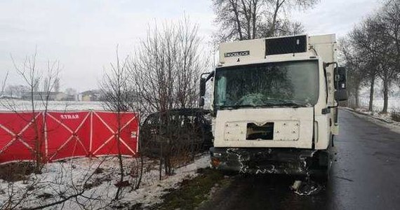 Dwoje dzieci w wieku 8 i 15 lat zginęło w wypadku w Ostromęczynie na Mazowszu. Auto osobowe zderzyło się tam z ciężarówką. Trzy ranne osoby trafiły do szpitala. Samochodem jechała 41-letnia matka z czworgiem dzieci. 