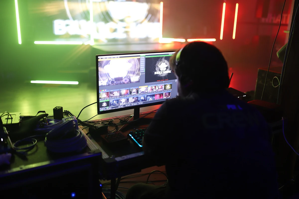 Prokuratura i sanepid zajmą się sprawą otwarcia jednego z klubów muzycznych w centrum Rybnika na Śląsku. W otwartym mimo zakazu lokalu pojawiła się policja. Mundurowi spisali 139 osób. 