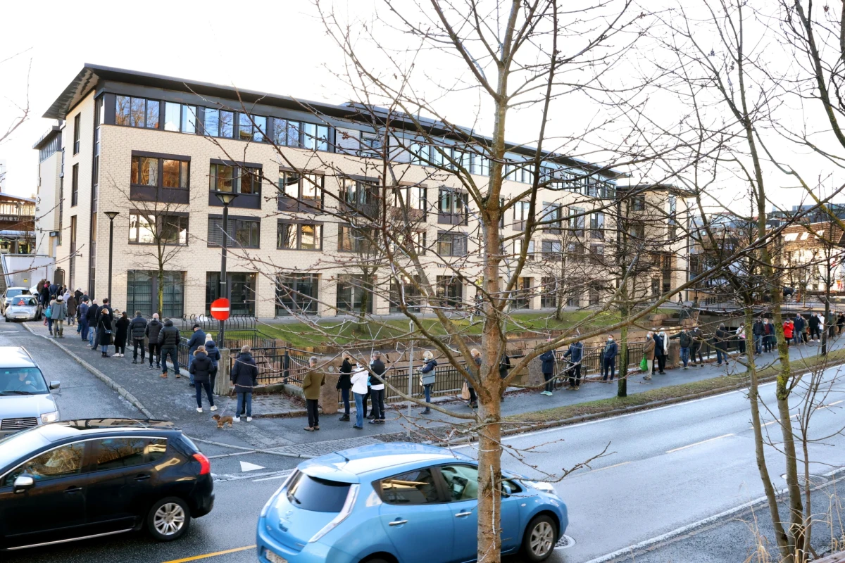 Oslo wprowadza drastyczne restrykcje, związane z ogniskiem brytyjskiej mutacji koronawirusa. Do końca miesiąca w stolicy Norwegii oraz 9 sąsiednich gminach zamknięte będą sklepy, siłownie, szkoły przechodzą na naukę zdalną. Po ogłoszeniu decyzji przez rząd przed sklepami monopolowymi ustawiły się kolejki chętnych za zakup alkoholu.