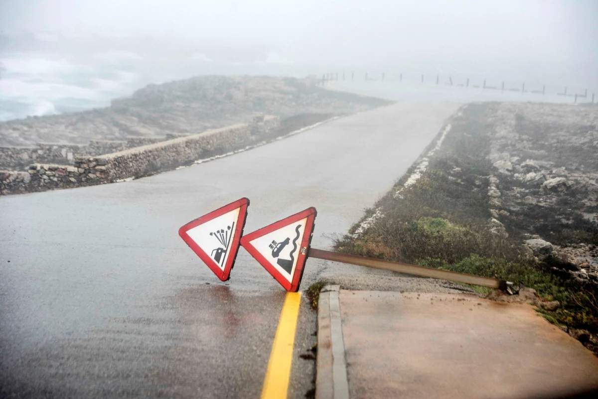 Kilkaset dróg jest nieprzejezdnych w Hiszpanii i Portugalii. To skutki nadejścia nad Półwysep Iberyjski dwóch sztormów: "Hortense” i "Ignacio”. Wskutek towarzyszących im wichur pozbawionych prądu zostało ponad 50 tys. domów.